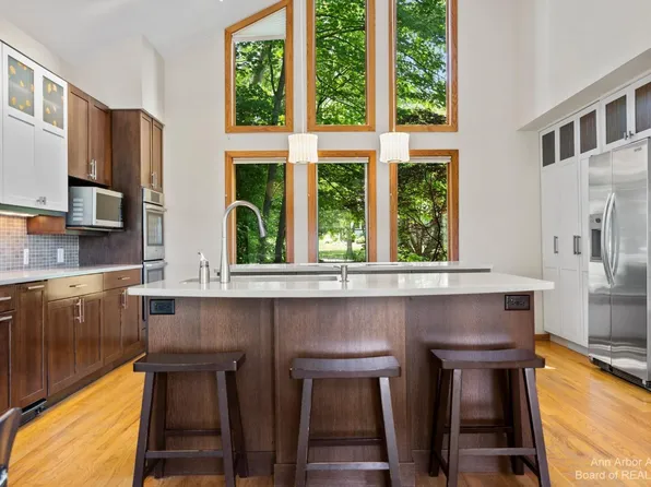 2638 Salisbury Ln, Ann Arbor, MI 48103
