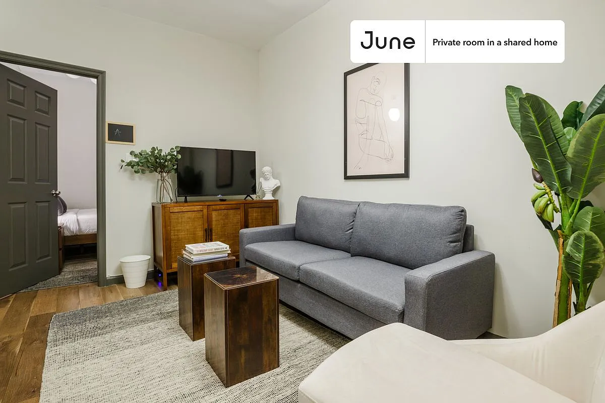 Twin bedroom in 3 bed/1 bath home in Hell's Kitchen #210 B — Photo 3