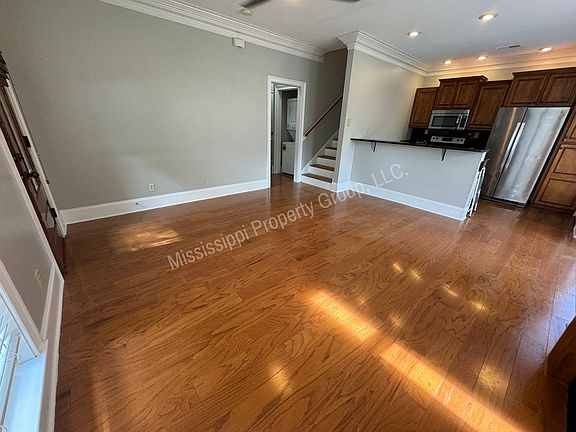 3rd image of 116 Falls Grove Dr