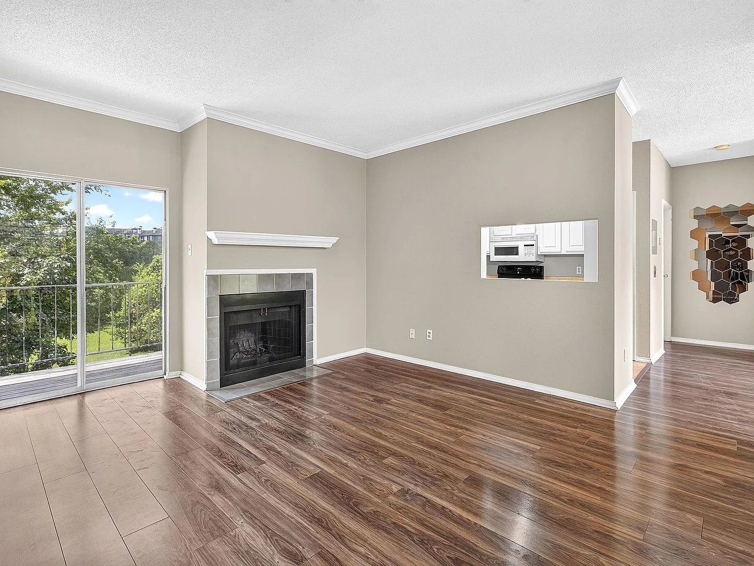 2 bed, 2.0 bath, 1004 sqft, $1,550 — Photo 3