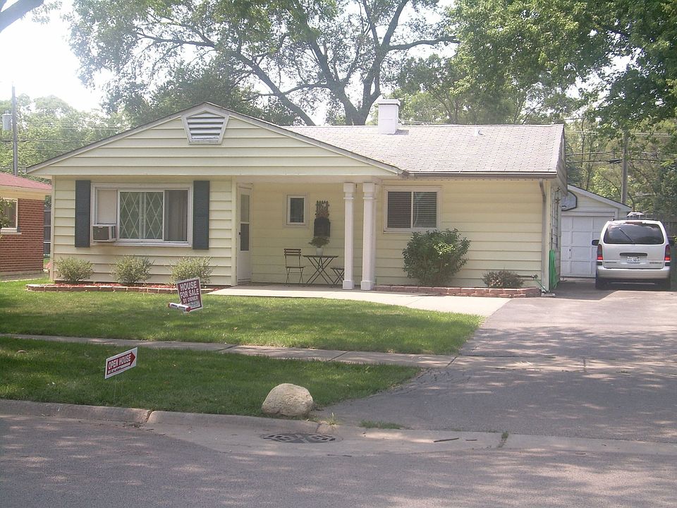 front view of house/long driveway