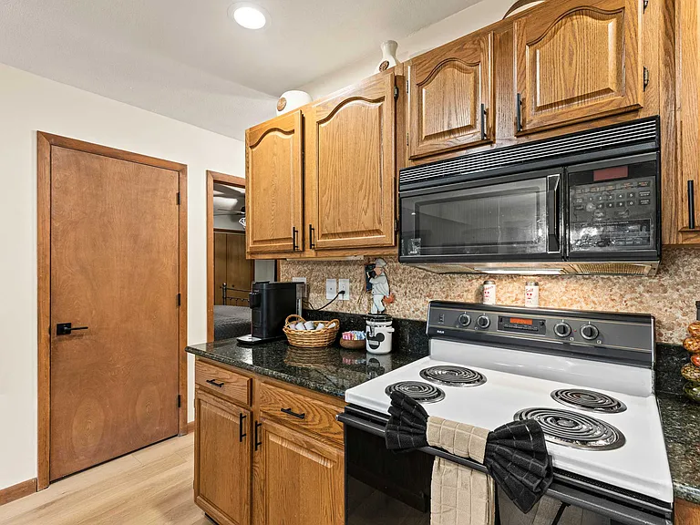 2174 Lakeview Dr E — Photo 55