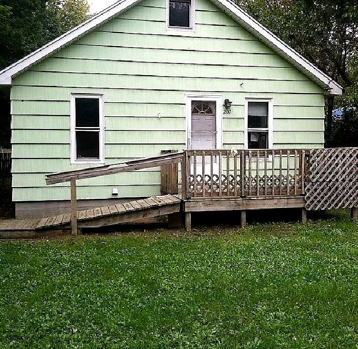 1st image of 207 Oak St