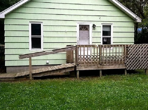 207 Oak St, Battle Creek, MI 49037