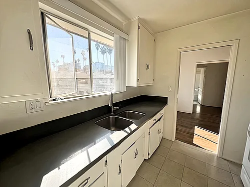 470 S Mariposa Ave #16 — Photo 12