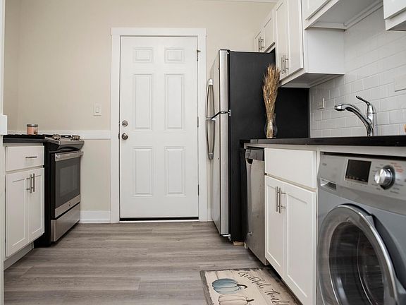 2nd image of 1415-17 W Hutchinson St #101