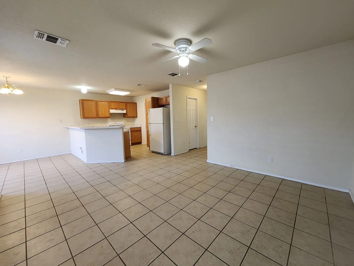 2/2.5/1 / Easy access to I35 / Large Fenced in Backyard with Covered Patio / Fridge Included / CISD — Photo 4