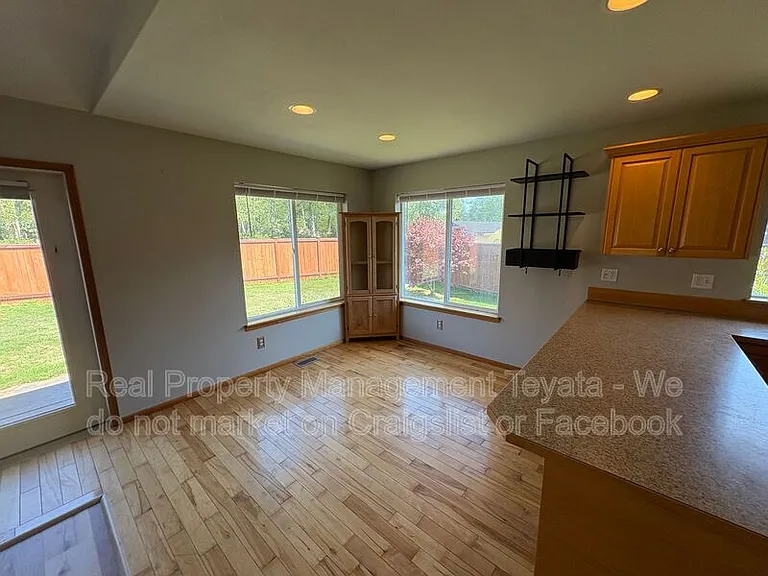 8390 Richmond Park Rd — Photo 6