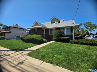355 Rochelle Ave, Rochelle Park, NJ 07662