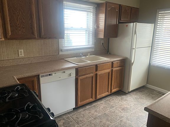 3rd image of 5953 Lake Ave