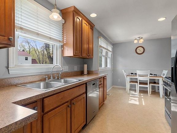 4th image of 58 Fernwood St