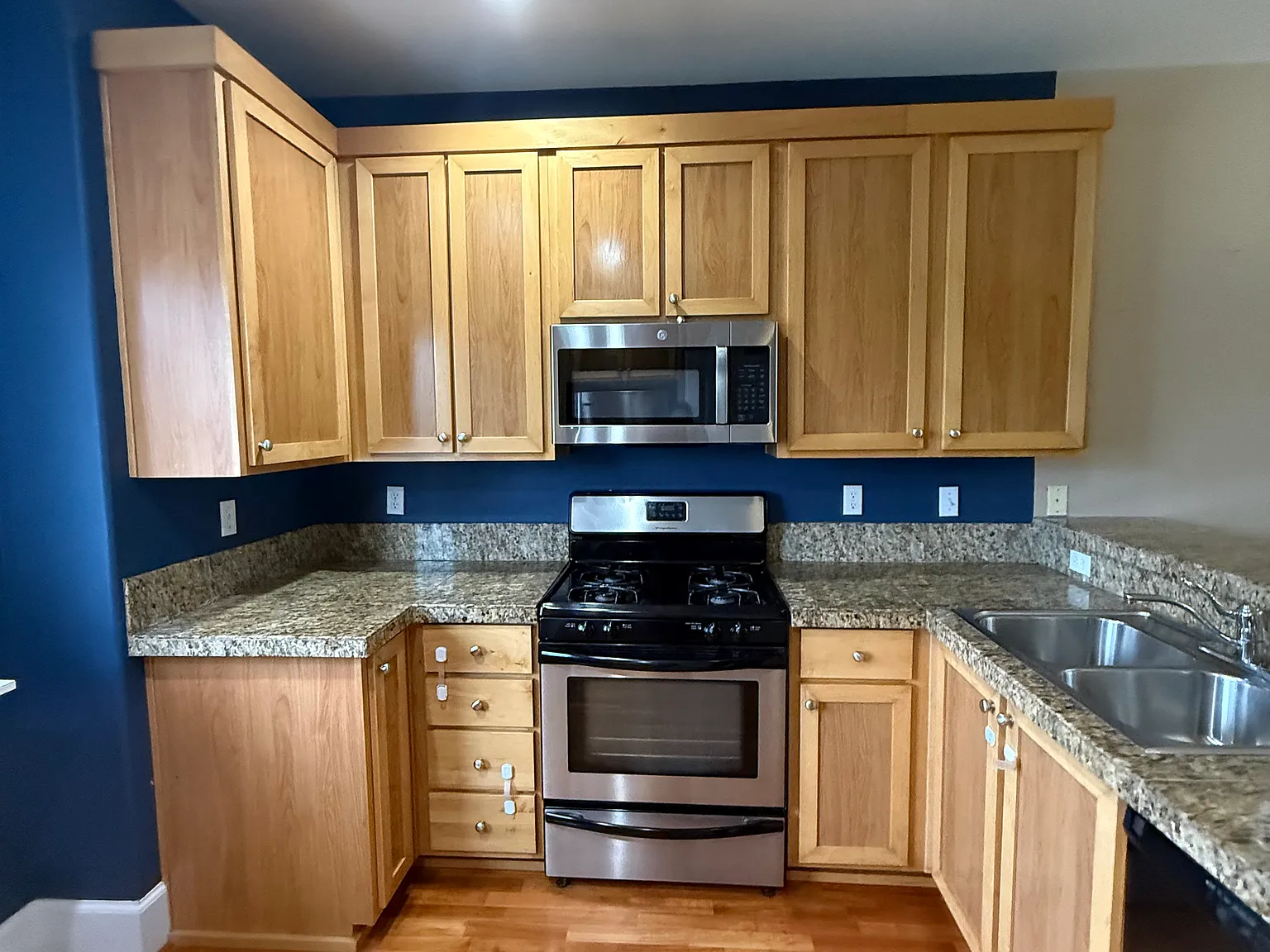 3 bed, 2.5 bath, 1553 sqft, $2,100 — Photo 2