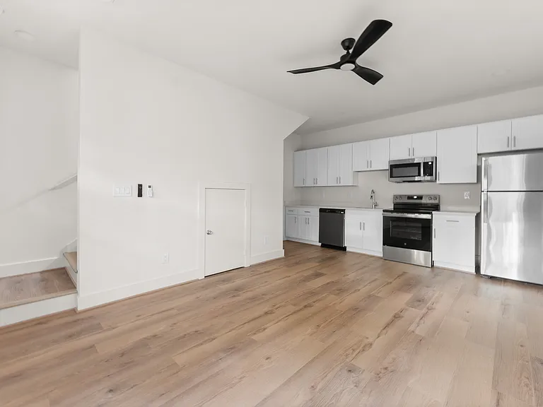 195 Flora Ave NE #B — Photo 3