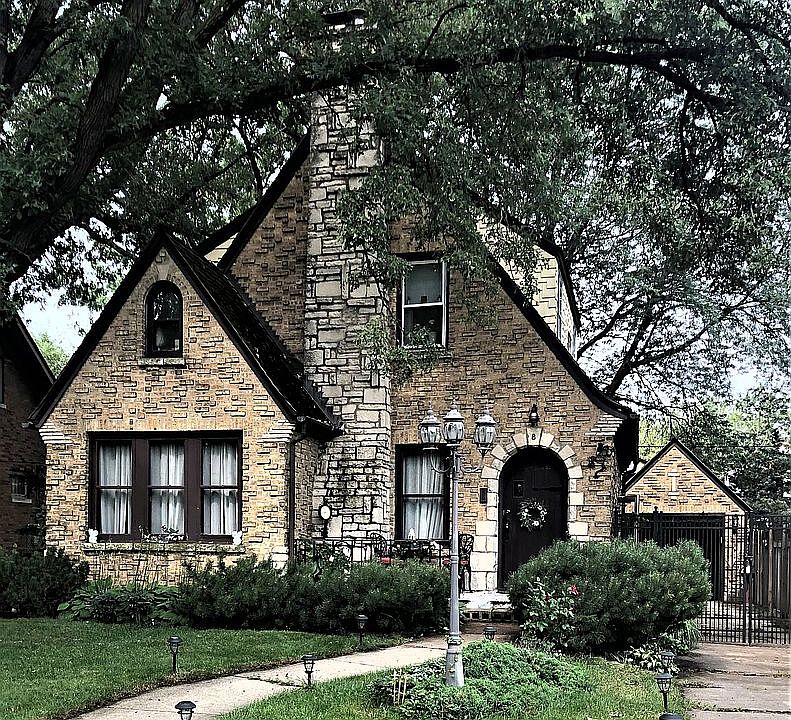 8 S COMMONWEALTH AVE ELGIN 