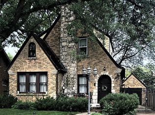 8 S Commonwealth Ave, Elgin, IL 60123