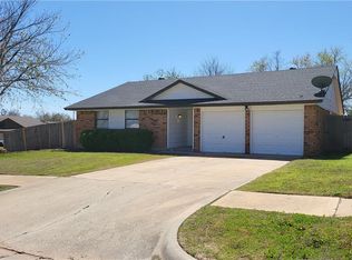 1812 SE 7th St, Moore, OK 73160