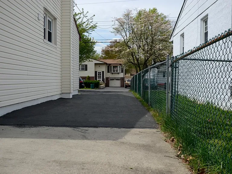 415 Parkview Ave — Photo 3