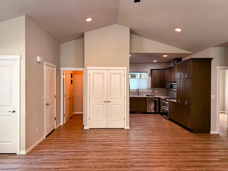2252 W Rosecrans Ct — Photo 6
