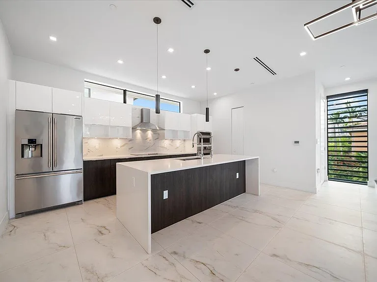 1052 N Victoria Park Rd — Photo 17