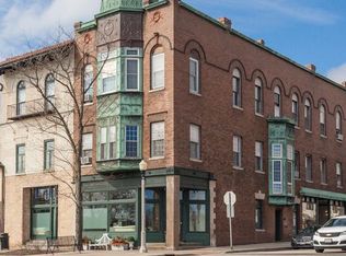 293 E Deerpath Rd APT 33, Lake Forest, IL 60045