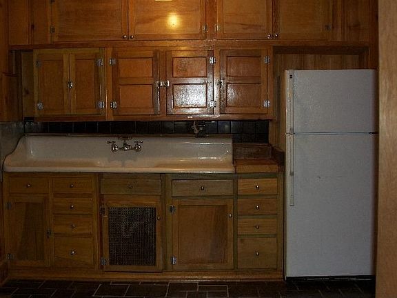Quaint kitchen w/ new refrigerator