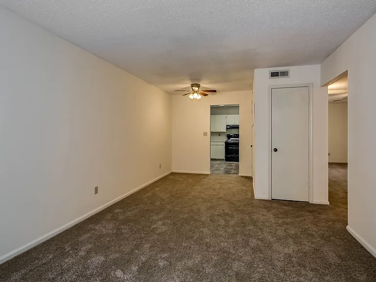Essex Square Apartments — Photo 59