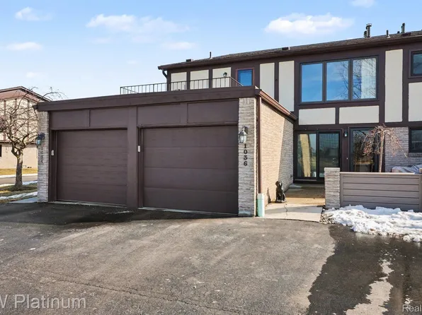 1034 Country Club Dr, Saint Clair Shores, MI 48082