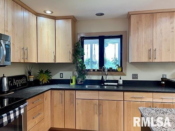 5th image of 3411 Valley Oaks Dr