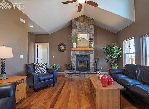 A delightful open plan with vaulted ceilings, stone accents and a plethra of natural light awaits yo