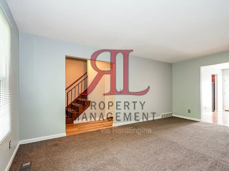 119 Stornoway Dr E — Photo 4