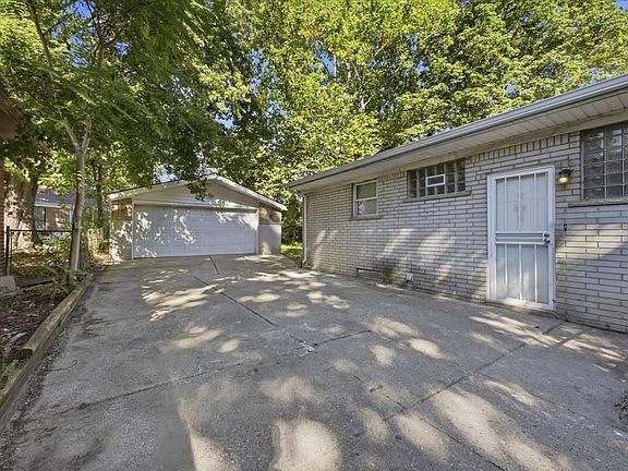 4th image of 16165 Riverview St