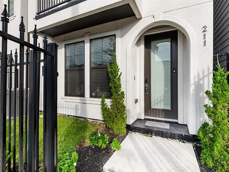 211 Milby St — Photo 3