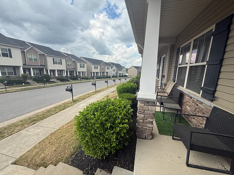 1567 Sprucedale Dr — Photo 3