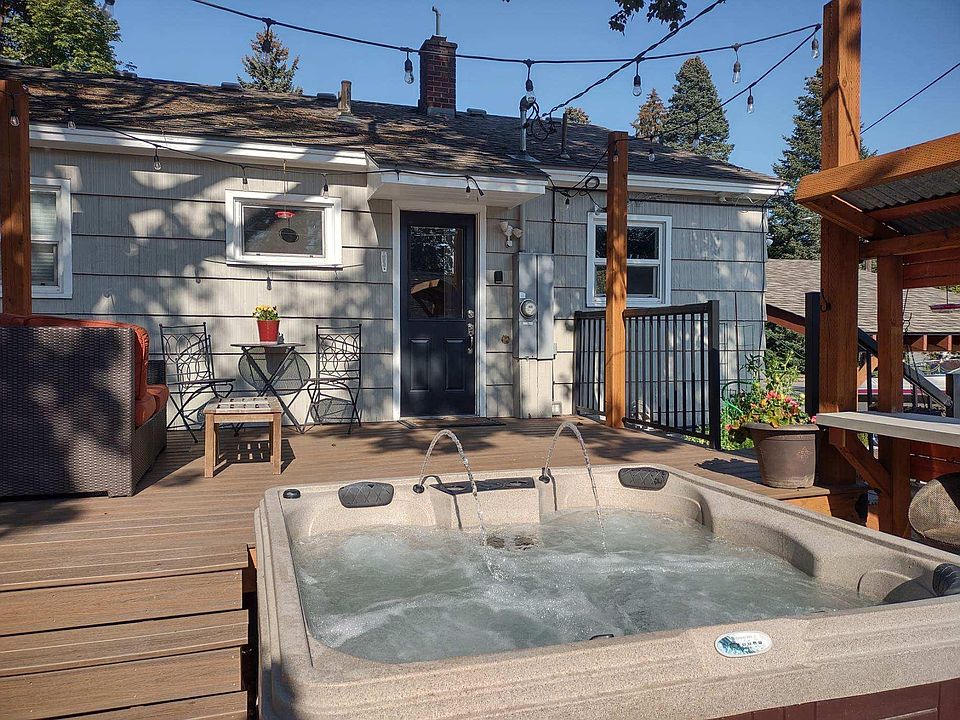 Back yard deck, hot tub & bar