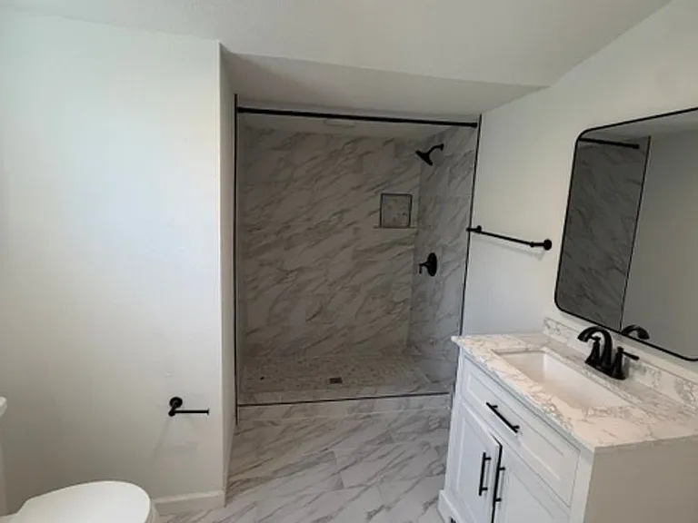 2123 Burnett Ave — Photo 7