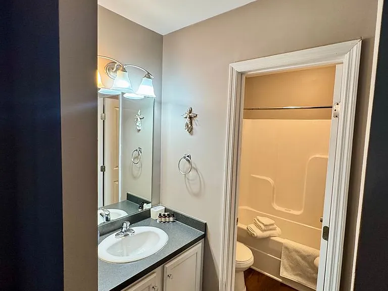226 Edgewater Ln — Photo 7