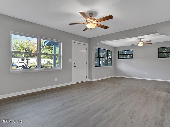 4th image of 2923 WYCOMBE Drive W