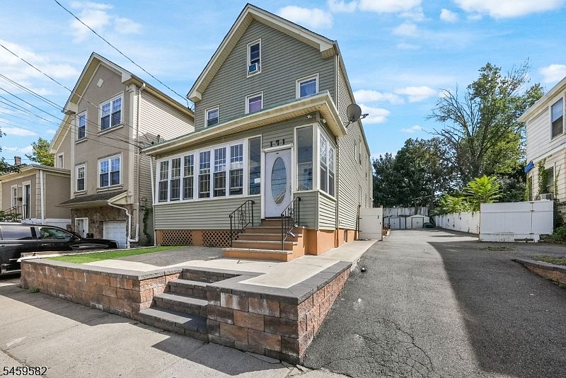 1st image of 171 Burgess Pl
