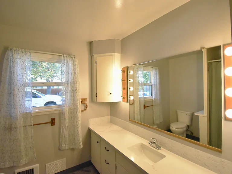 336 W Washington St — Photo 8