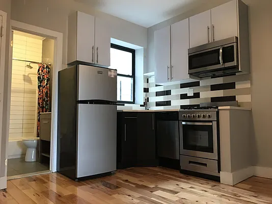 Rented by Evergreen Apartments BK | media 12