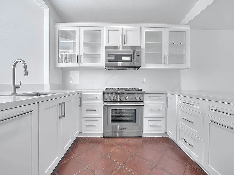 310 Bayview Dr — Photo 9
