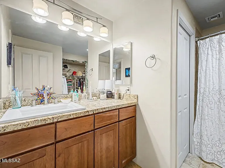 4112 N Thurston Ln #100 — Photo 20