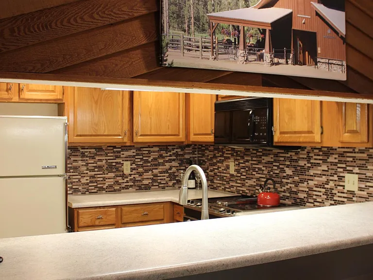 The kitchen bar in the eating area