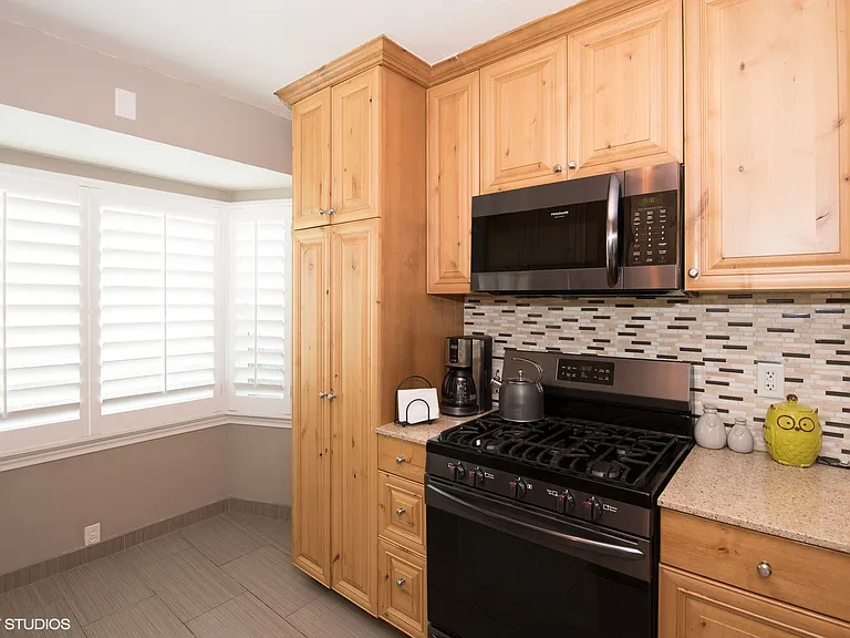 652 E Locust St — Photo 11