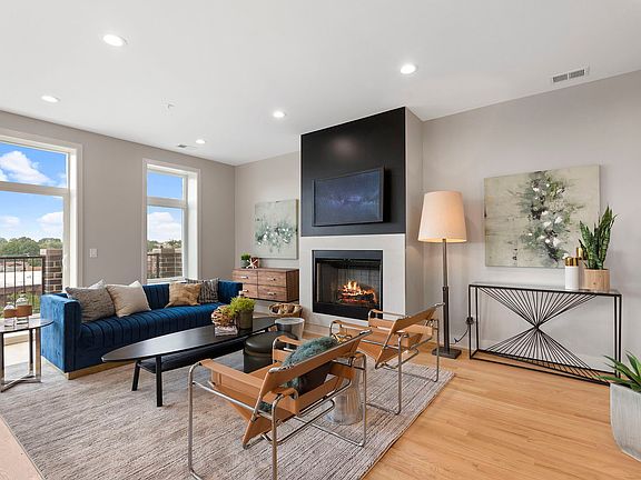 4th image of 5689 N Lincoln Ave #4S
