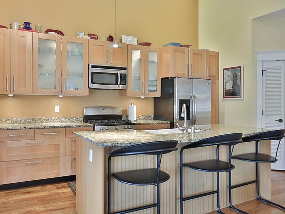 4th image of 2015 Bonnycastle Ave APT 301