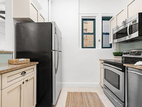 4th image of 65 W 95th St
