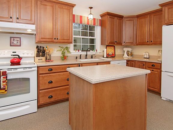 3rd image of 10 Hillcrest Dr