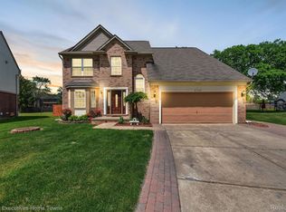 31367 Maple Ridge Ln, Madison Heights, MI 48071