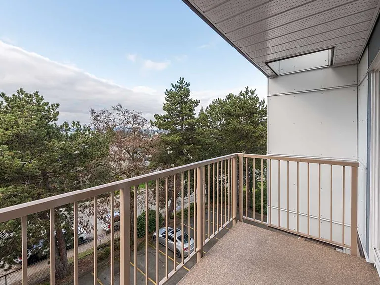 3220 Quadra St — Photo 9